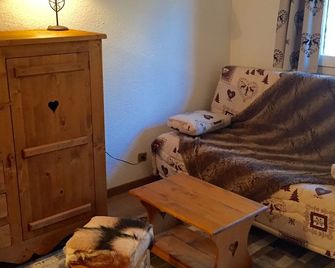 Top level apartment with parking, balcony and view facing Mount Blanc - Chamonix - Living room