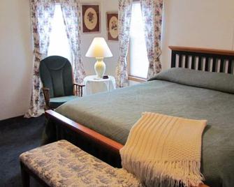 Screened in back porch is a haven! - Kelleys Island - Bedroom