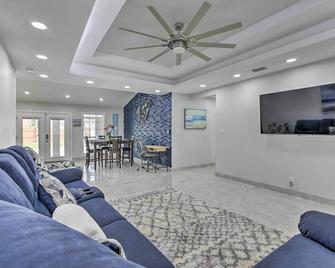Patio and Grill Spacious Gem Near Gulf Coast! - Brownsville - Sala de estar