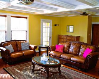 Luxury pet friendly estate w/ hot tub and heated pool in the heart of the city - Prince George - Living room