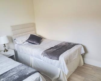 Seaside Retreat-2 Bed-Sleeps 4-Parking-Pets - Portmagee - Bedroom