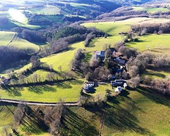 Unforgettable for children: wide open spaces, animals to cuddle, games, wifi - Saint-Pierre-de-Trivisy - Vista del exterior