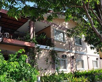 Herbies Mansion - Subic Bay Freeport Zone - Edificio