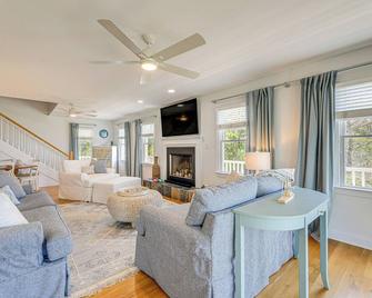 Waterfront Home with Screened Porch and Sunsets - Harkers Island - Living room
