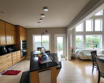 Luxurious Getaway Home with Scenic Views of the Halifax Harbor! - Bedford - Kitchen