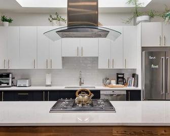 Urban Forest Retreat -great for couples or solo travelers - Chicago - Kitchen