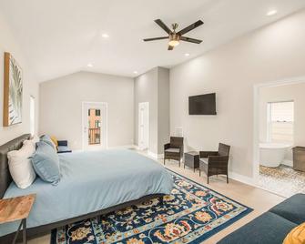 Large Luxury Home - Perfect for Groups - Downtown - Milwaukee - Habitación
