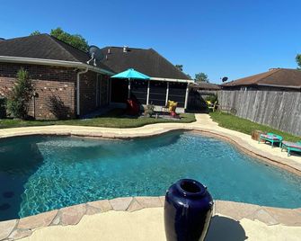 Charming 3-bedroom house with WiFi, AC in delightful New Orleans, pool, safe - ניו אורלינס - בריכה