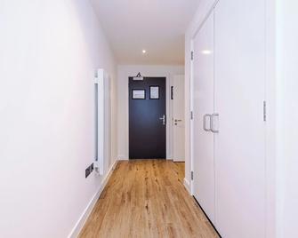 Hilltop Serviced Apartments - Piccadilly - Manchester - Hallway