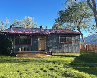 Fantastic 2-bedroom cottage in Gardnerville,NV. Just 20 minutes from Lake Tahoe. - Gardnerville - Bâtiment