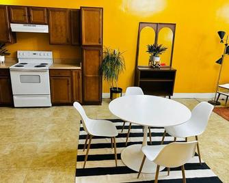 Main St Loft, Walk to Ford Cntr, Victory, Old Natl - Evansville - Dining room