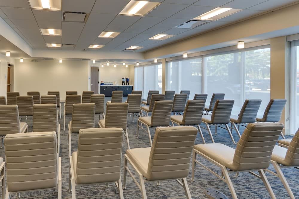 Holiday Inn Express & Suites Roanoke – Civic Center - רואנוק - חדר ישיבות