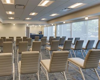 Holiday Inn Express & Suites Roanoke – Civic Center - Roanoke - Neuvotteluhuone
