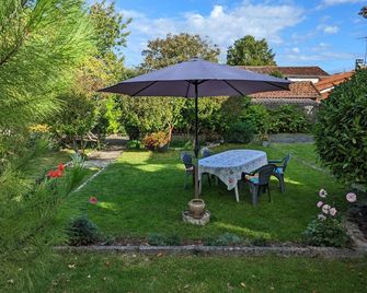 Charmant appartement avec terrasse et jardin, idéal pour 4 personnes, à Barbezieux - FR-1-653-196 - 바르브쥬 생일레르 - 파티오