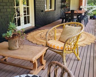 Noonan House, 5 bedrooms. Hop & skip to town - Woodend - Patio