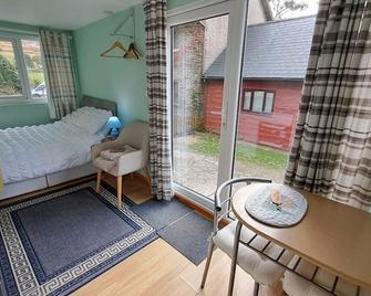 The Pines Cabin - Farm Park Stay - 斯旺西 - 臥室