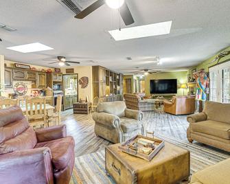 Lakefront Home Deck, Grills And Fire Pit - Karnack - Pokój dzienny