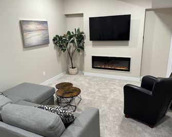 Mirror Lake Home - Close to shopping and walking paths! - Camrose - Huiskamer