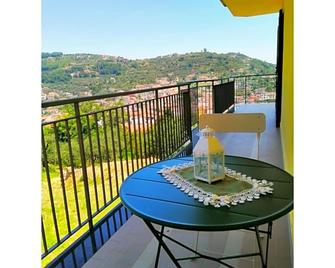 Il Ceppo Sui Sentieri Per Amalfi - Pimonte - Balkon