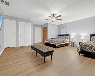 Pool-Outdoor Kitchen, Pool table,Spa, Sleeps 12. Weekly & Monthly discounts. - Channelview - Bedroom