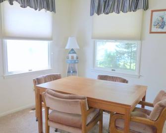 Attractive ranch beach house 10 mins from Ocean City beach, boardwalk and more - Somers Point - Dining room
