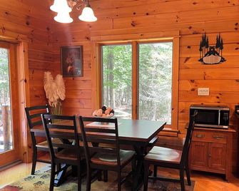 The Elkstone - Long Lake - Comedor