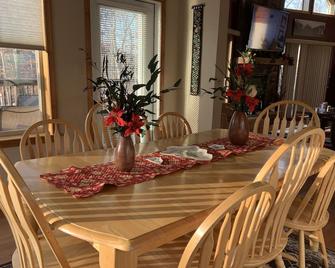 Eagle Rock Resort! Lake views! Closest to the Beach - Hazleton - Eetruimte