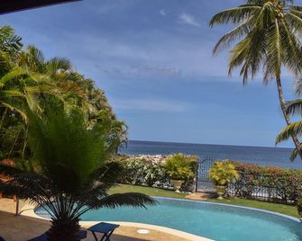 Beachfront 2 Bedroom FamilyStyle Apartment on Courland Bay with Salt Water Pool - Black Rock - Pool
