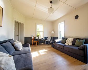 Huff Estates Farm 4BR w/ Private Lake, Sauna and Hot Tub in the Grey Highlands - Flesherton - Living room