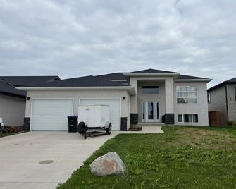 6 Bedroom spacious house - Steinbach - Building