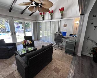 Ft. Myers-Labelle-Okeechobee Clewiston Wifi Pool Vacation Home. - LaBelle - Living room
