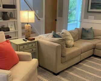 CFS- Excellent location!!! 4 bd/3bath Pet friendly! - Bald Head Island - Living room