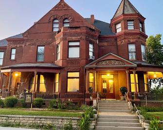 Vineyard Mansion & Carriage House Bed & Breakfast - St Joseph - Building