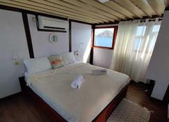 Cruise on gorgeous Indonesian Phinisi Boat - Labuan Bajo - Habitación