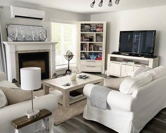 Cozy family home. Min to downtown, beaches, golf, and trails! - Cornwall - Huiskamer