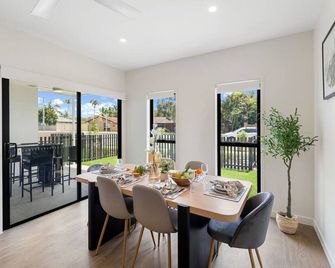 Modern Brand New House near Mall Park with 2Parking - Capalaba - Dining room