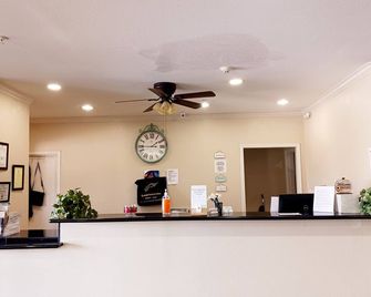 Yorktown Inn And Suites - Yorktown - Front desk