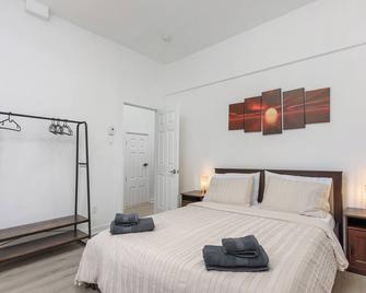 Three bedroom chic condo downtown Montreal - Montreal - Bedroom