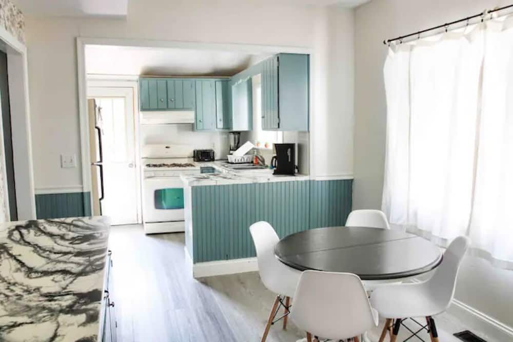 Spacious House With Parking & Ideal For Long Stays - Oswego - Restaurant