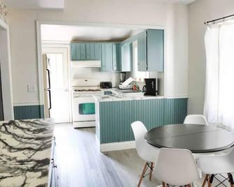 Spacious House With Parking & Ideal For Long Stays - Oswego - Restaurant