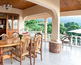 Josie's Cottage Apartment down - Beau Vallon - Balcony