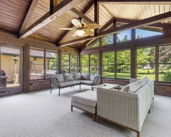 Golfer's Retreat hot tub arcade spa - Rockford - Living room