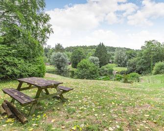Lakeside Cabin - Honiton - Patio