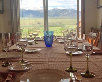 Private 170 Acre Ranch W/ 2br/2ba Cabin - Silver Star - Dining room