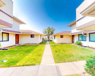 Cozy canal-side condo with pool, bay views, central AC, & deck - walk to beach - Ocean City - Building