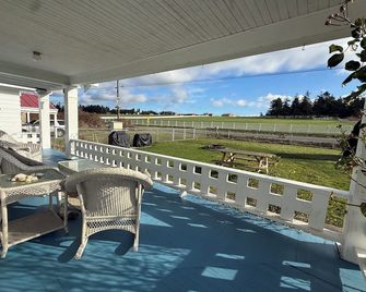 Peaceful Whidbey Island farmhouse by the beach and Deception Pass State Park - Oak Harbor - Balkón