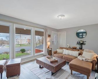 Hot Tub, Game Room, Near SU, sleeps 10 - Syracuse - Living room