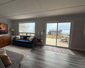Shallow Sandy Lakefront Cottage - Hot Tub, Sauna & Tiki Hut - Brechin - Living room