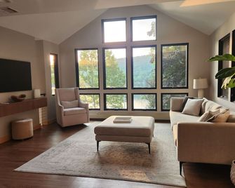 Lakeview Lodge: Lakefront Retreat Perfect for Families & Groups - Newton - Soggiorno