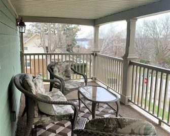 The Red Coat - Queenston - Balcony